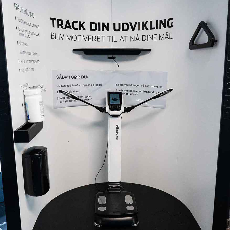 Vægt hvor man kan tracke sin træningsudvikling, hos PureGym i Hvidovre.